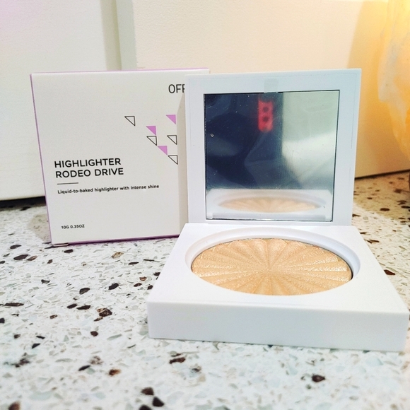 OFRA Highlighter - Rodeo Drive Liquid to Powder - Picture 3 of 6